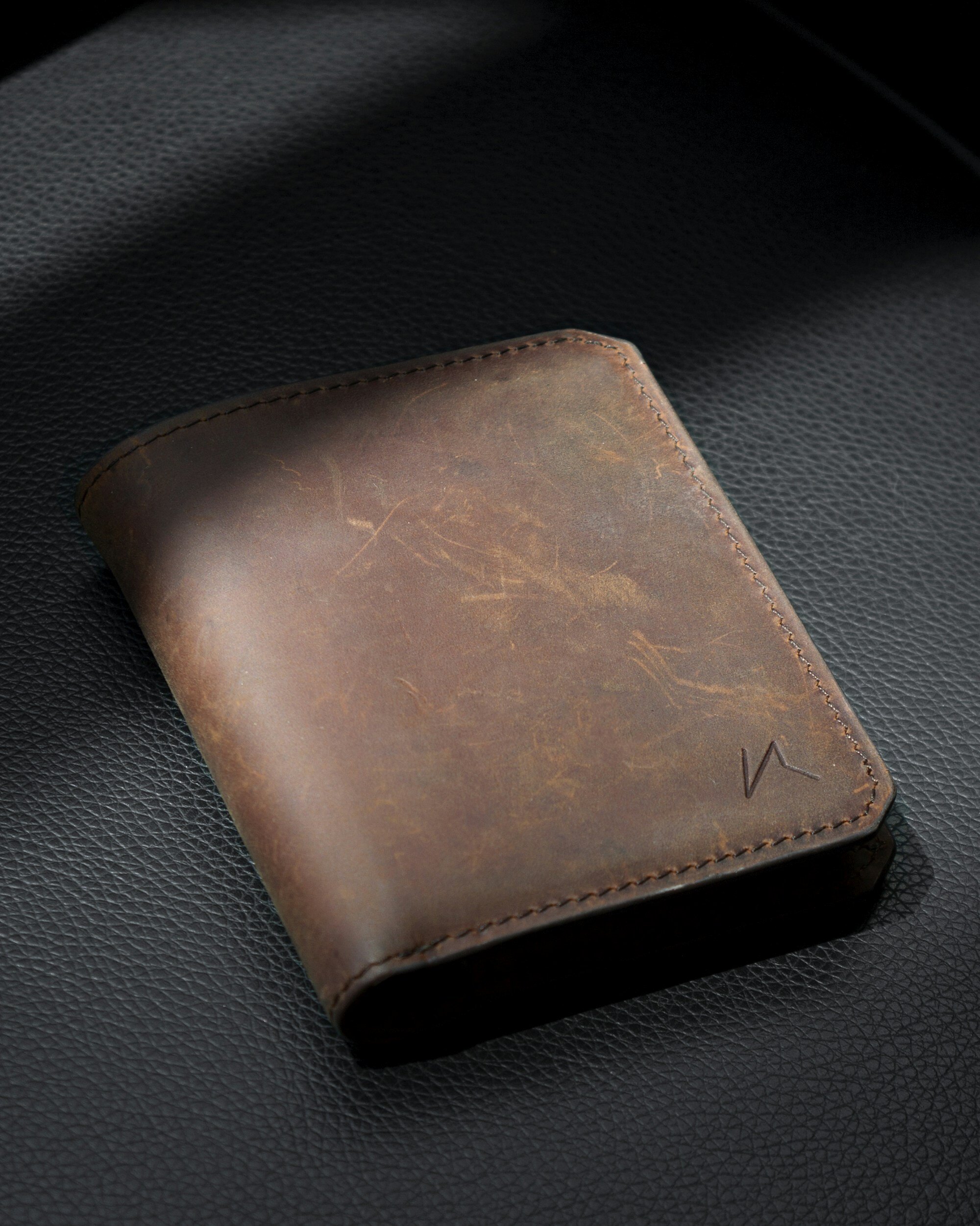 Fayoum bifold wallet in chestnut full-grain leather