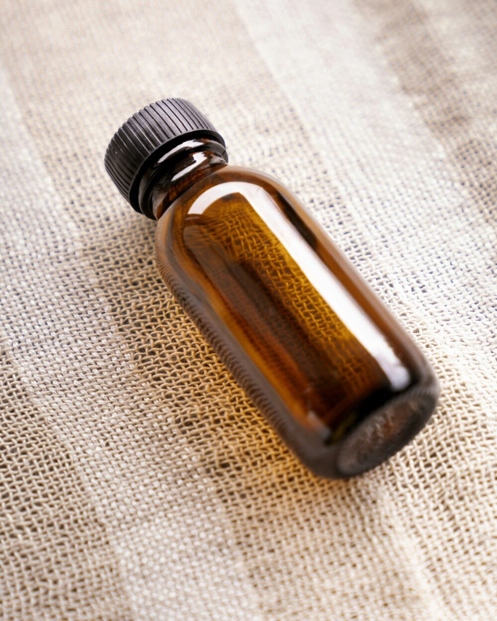 Kohl Extrait resting on woven linen