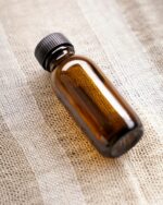 Kohl Extrait resting on woven linen
