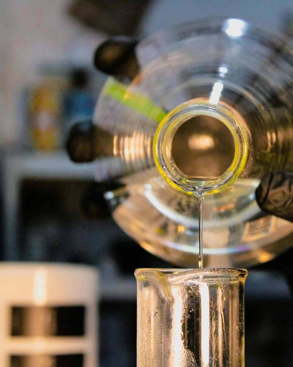Extrait concentrate passing through glass