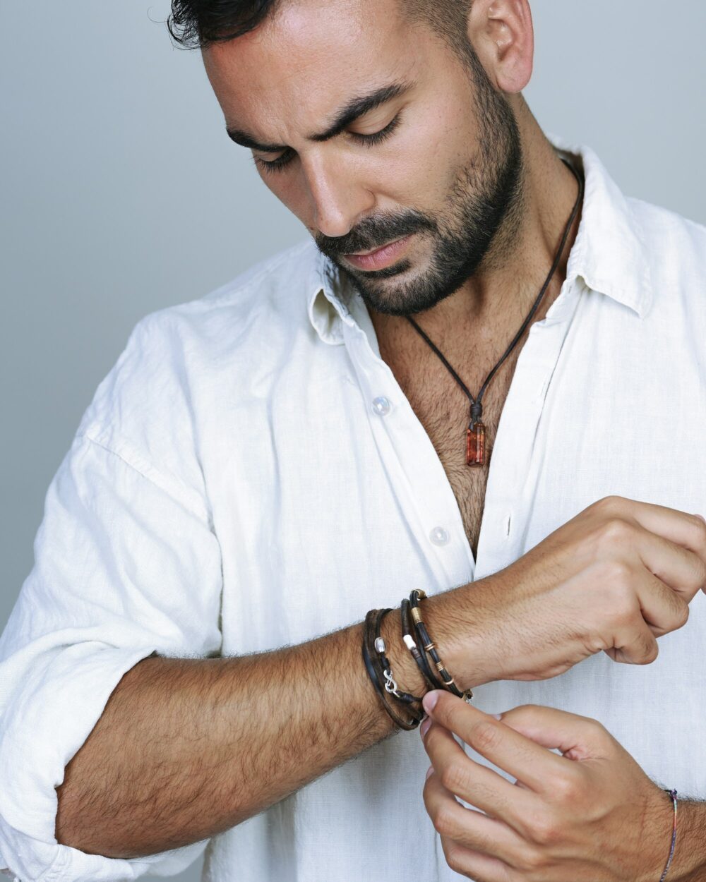 Fastening the bracelet